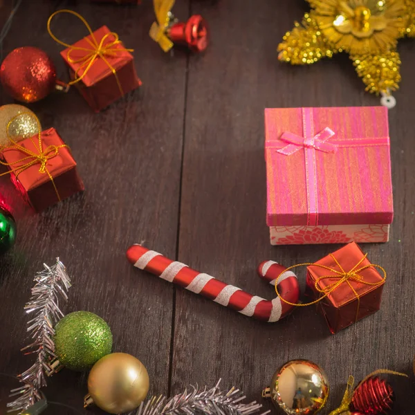 Χριστουγεννιάτικο Κουτί Δώρου Διακόσμηση Τροφίμων Και Κλαδί Ελάτης Ξύλινο Τραπέζι — Φωτογραφία Αρχείου