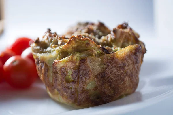 Pomodori Ciliegini Maturi Rossi Con Muffin Zucchine Piatto Bianco Isolato — Foto Stock