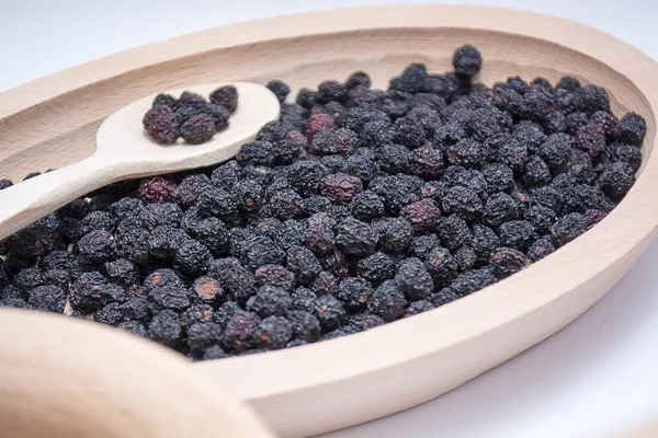 Aronia Dans Bol Bois Avec Cuillère Bois Isolé Sur Fond — Photo