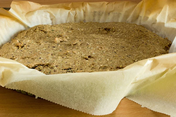 Mutfak Masasında Mayasız Arpa Ekmeği Var — Stok fotoğraf