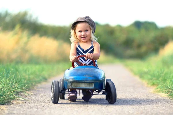 Tertawa Gadis Kecil Dengan Mobil Pedal Nostalgia — Stok Foto