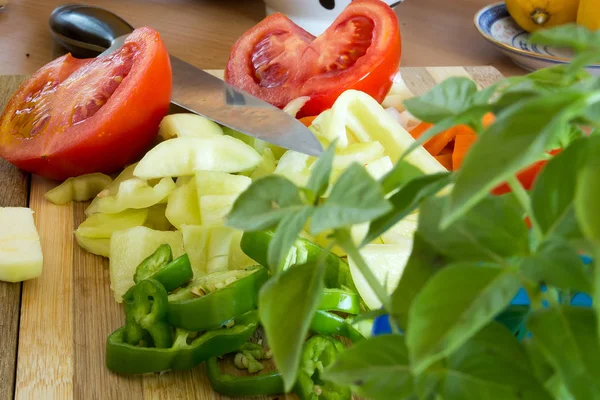 Küche Voll Mit Verschiedenen Gemüsen Paprika Tomaten Scheiben Geschnitten Und — Stockfoto