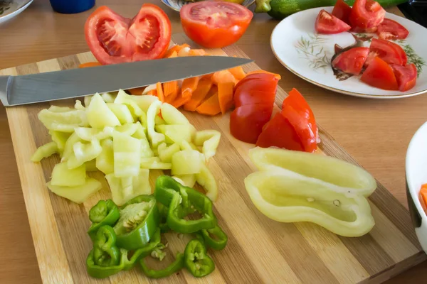 Cocina Llena Varias Verduras Pimienta Tomates Rodajas Listos Para Hervir — Foto de Stock