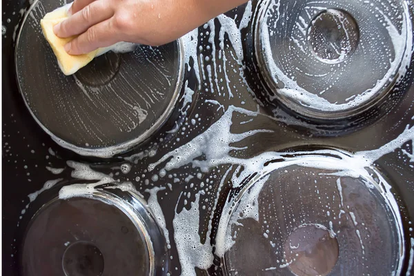 Close Van Vrouw Fornuis Thuis Schoonmaken Keuken — Stockfoto