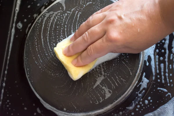 キッチンに炊飯器を自宅の清掃の女性のクローズ アップ — ストック写真