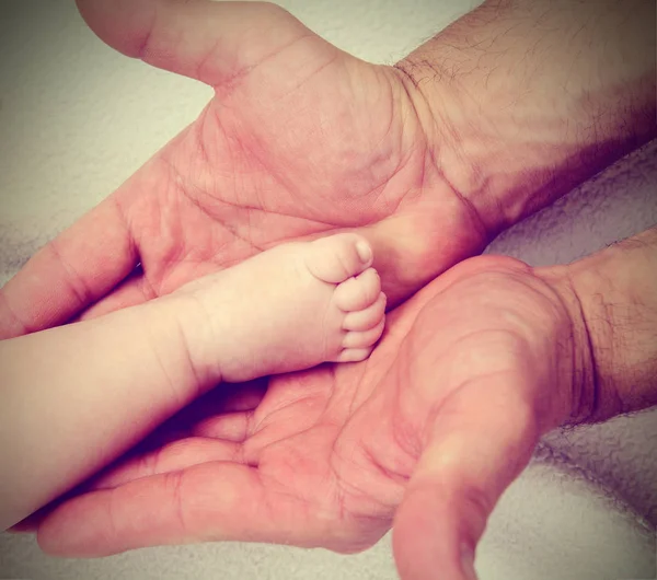 Daddys Hands Babys Foot Front Vintage Look — Stock Photo, Image