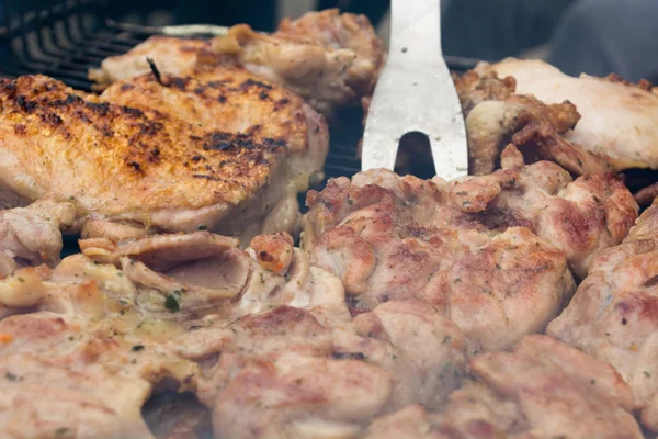 Die Gegrillten Schweinekoteletts Umdrehen Rauch Steigt Aus Beheiztem Grill Auf — Stockfoto