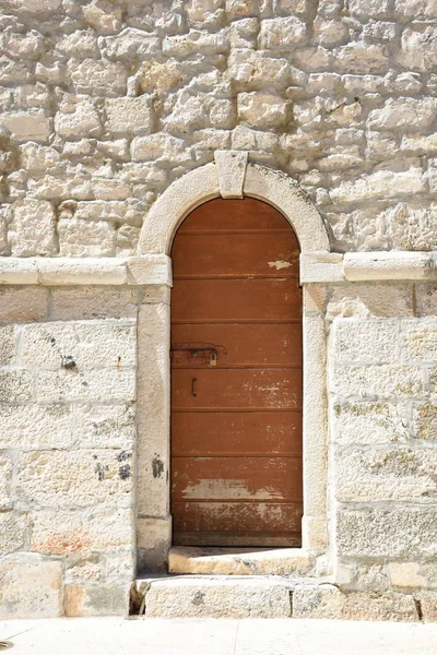 umag,church,campanile,church tower,bell tower,nave,church,gate