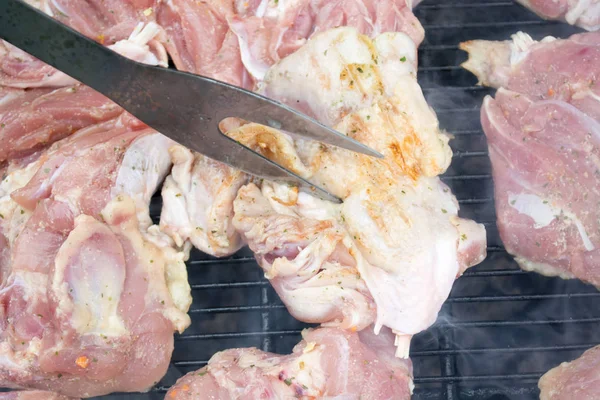 Rohe Schweinekoteletts Auf Dem Grill Rauch Steigt Aus Beheiztem Grill — Stockfoto