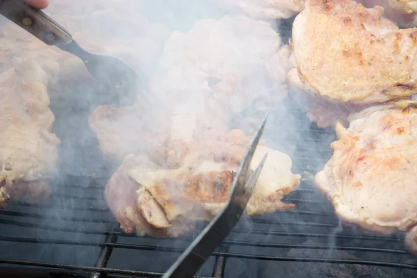 Rohe Schweinekoteletts Auf Dem Grill Umdrehen Rauch Steigt Aus Beheiztem — Stockfoto