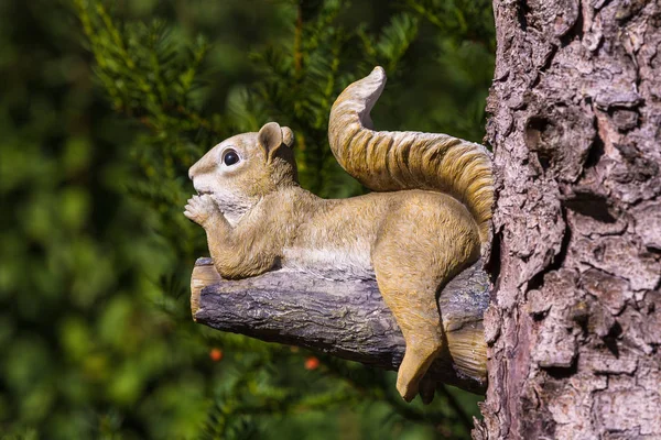 Figur Eines Eichhörnchens Auf Einem Ast Liegend — Stockfoto