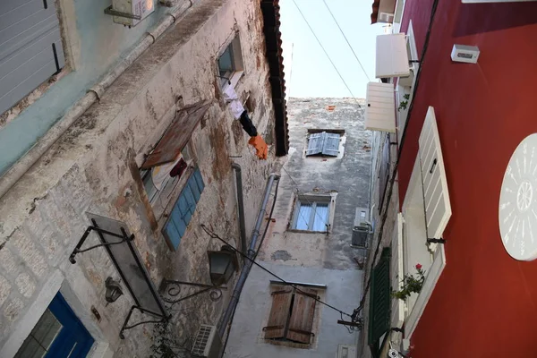 Rovinj Ciudad Casco Antiguo Edad Media Casas Callejones Escaleras Clothesline — Foto de Stock