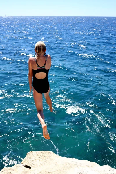 Κορίτσι Πηδάει Στη Γαλάζια Θάλασσα — Φωτογραφία Αρχείου