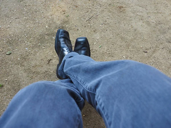 Pernas Masculinas Com Jeans Azuis Sapatos Pretos Com Foco Seletivo — Fotografia de Stock