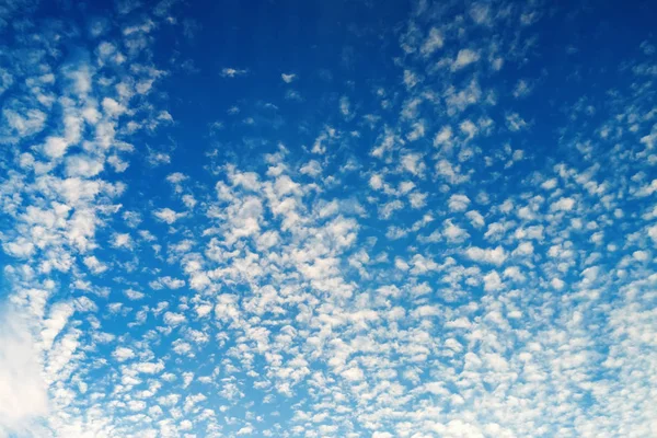 Minuscules Nuages Moelleux Dans Ciel Bleu Ciel Avec Fond Nuageux — Photo