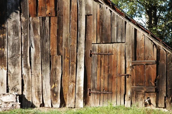 Fienile Legno Piedi Qualche Parte Solo Con Una Porta Altrettanto — Foto Stock