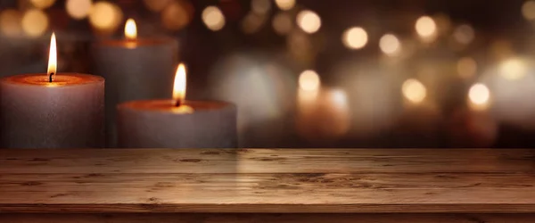 Noel Arkaplanı Ahşap Bir Masanın Önünde Mum Işıkları — Stok fotoğraf