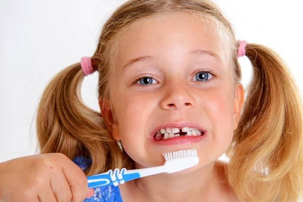 Mała Zabawna Dziewczyna Szerokością Przestrzeni Szczoteczką Zębów — Zdjęcie stockowe