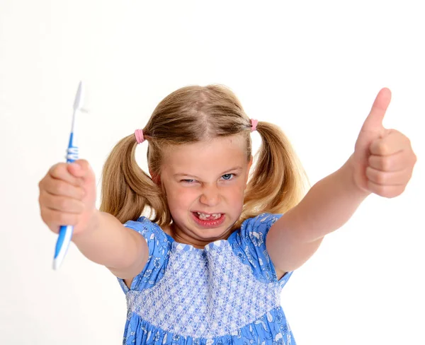 Μικρό Αστείο Κορίτσι Πλάτος Χώρο Τον Αντίχειρα Επάνω Και Οδοντόβουρτσα — Φωτογραφία Αρχείου