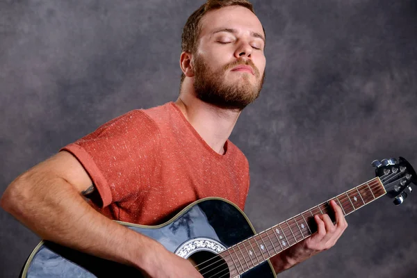 Jonge Man Met Baard Rood Shirt Spelen Akoestische Gitaar — Stockfoto