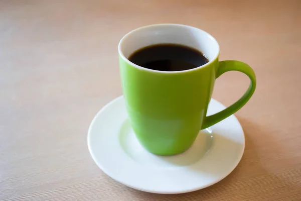 Chávena Verde Café Uma Panela Branca Uma Mesa Madeira — Fotografia de Stock