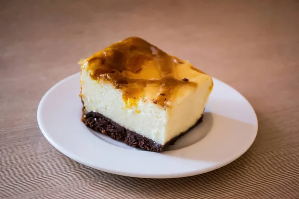 Cheesecake Ένα Πιάτο Ένα Τραπέζι — Φωτογραφία Αρχείου