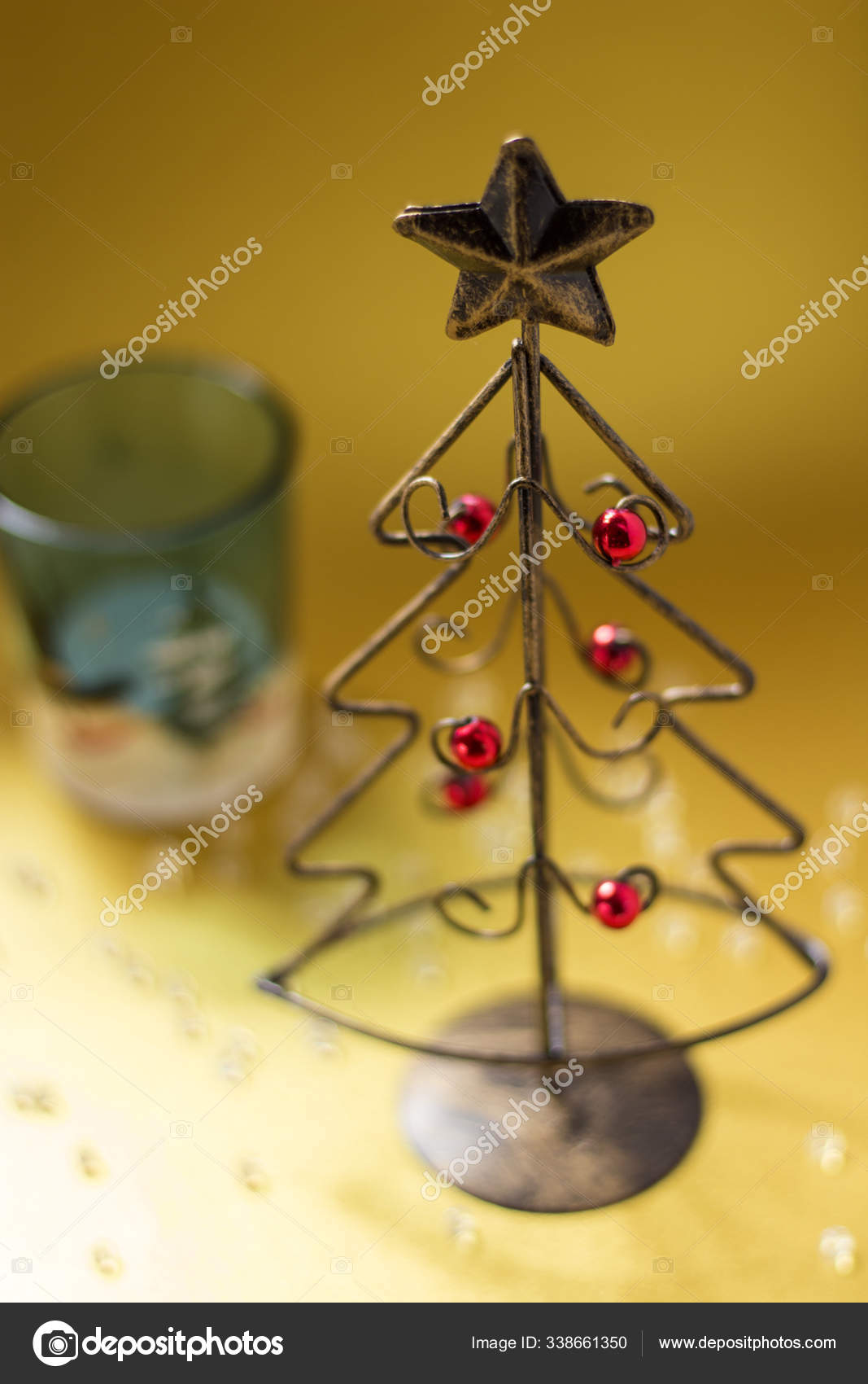 Uma Árvore Natal Feita Arame Suporte Vela Vidro fotos, imagens de ©  PantherMediaSeller #338661350