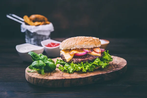 Burger Bramborovými Klíny Tmavém Pozadí — Stock fotografie