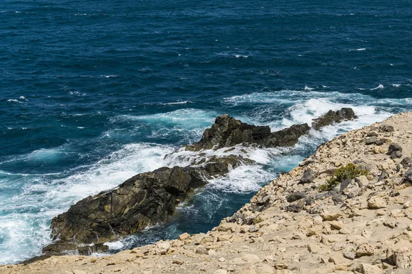 在位于西班牙弗尔特文图拉西海岸的一个名叫Ajuy的渔民村庄里拍摄的日光场景 海水的蓝色非常强烈 白色泡沫撞击着海岸上的一些岩石 — 图库照片