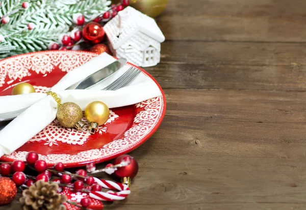 Feestelijke Tafelopstelling Met Kerstversiering Houten Tafel — Stockfoto