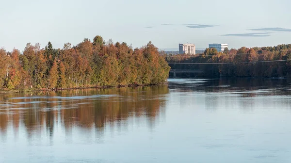 Umea Swedia Dan Sungainya Musim Gugur Dengan Sepasang Bangunan — Stok Foto