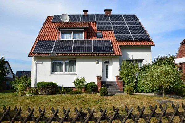 Liten Siedlerhaus Med Solcellssystem — Stockfoto