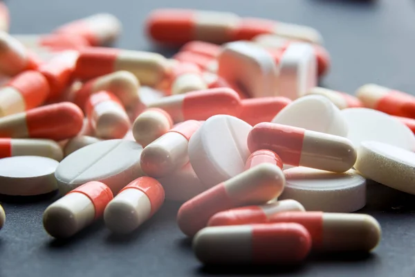 药学主题疗法在健康容器中 红色橙色白色圆形胶囊药丸 药用抗生素包起来 治疗药物处方 医药药物 — 图库照片
