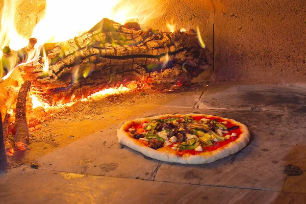 Pizza Forno Pedra Italiano Tradicional — Fotografia de Stock
