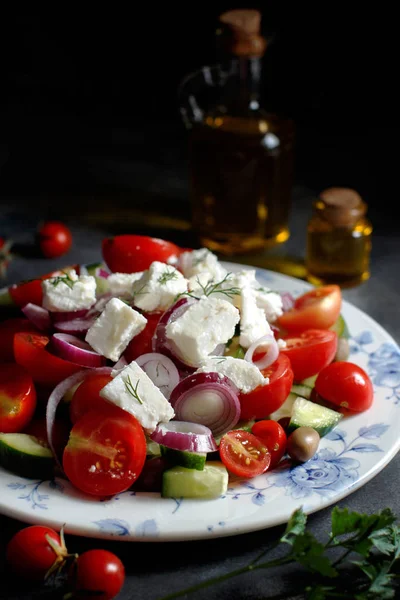 Griechischer Salat Mit Tomaten Feta Käse Gurken Zwiebeln Und Oliven — Stockfoto