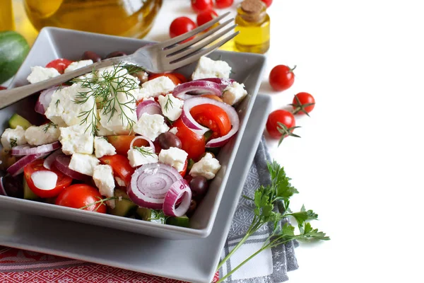 Griekse Salade Met Tomaten Fetakaas Komkommer Uien Olijven — Stockfoto