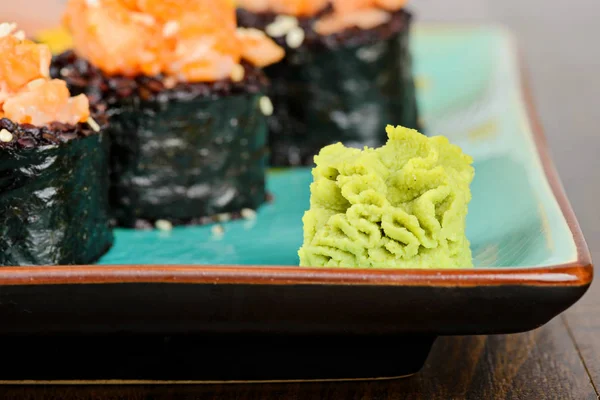 Wasabi Met Gebakken Sushi Broodjes Gemaakt Van Zwarte Rijst Zalm — Stockfoto