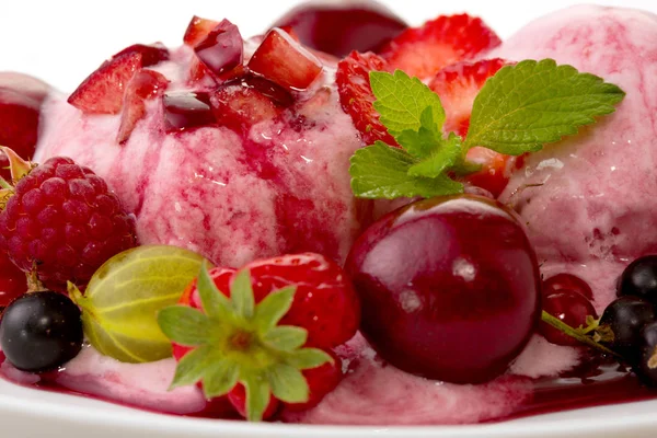 Dois Bola Gelo Morango Com Frutas Isoladas Fundo Branco — Fotografia de Stock