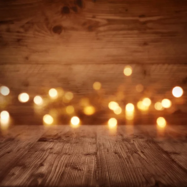 Drewniana Ściana Światłami Gwiazd Przed Stołem — Zdjęcie stockowe