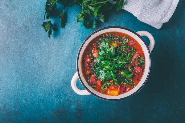 Zupa Gulaszowa Ziemniakami Pietruszką Salami — Zdjęcie stockowe