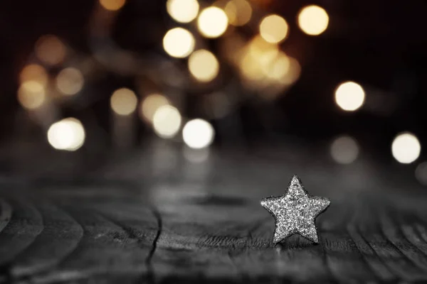 Ασημένιο Χριστουγεννιάτικο Αστέρι Μπροστά Από Ένα Εορταστικό Φόντο Χρυσά Φώτα — Φωτογραφία Αρχείου