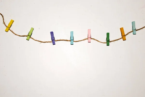 다채로운 핀입니다 화려한 배경입니다 다채로운 Clothespins의 — 스톡 사진