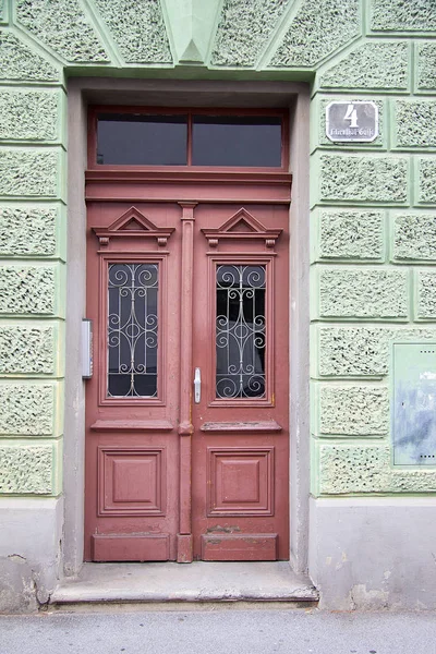 房屋的棕色入口 — 图库照片