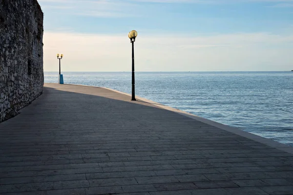 Zona Frente Mar Atardecer Con Antigua Pared Sombra — Foto de Stock