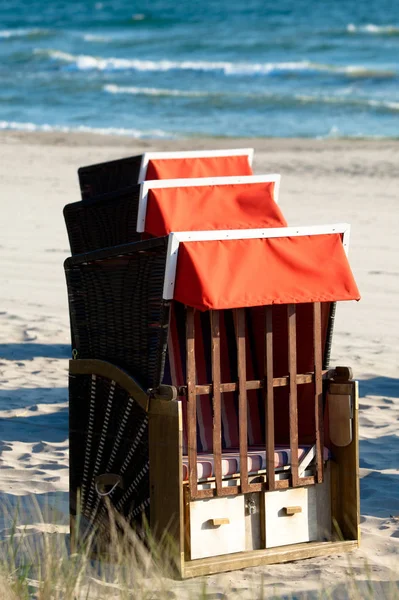 Strandkrbe Καρέκλες Παραλίας Στην Παραλία Στο Παραθαλάσσιο Θέρετρο Binz Στο — Φωτογραφία Αρχείου