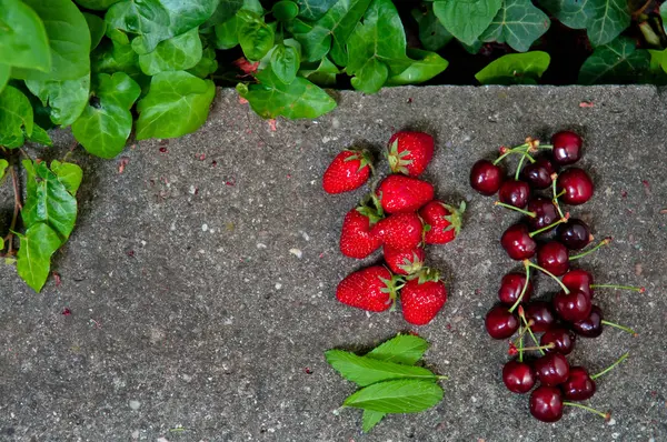 Köstliche Reife Erdbeeren Und Kirschen Auf Grauem Stein Flach Liegen — Stockfoto