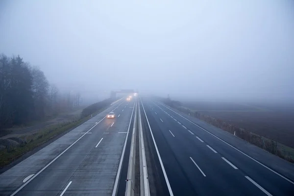 Zug Mit Fahrzeugen Nebel — Stockfoto