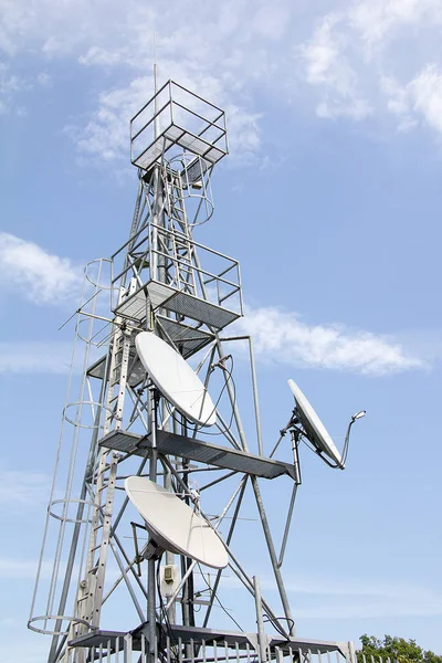 Torres Transmisión Una Estación Radio Frente Cielo Azul — Foto de Stock