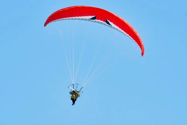 Parapente Com Motor Flutuando Contra Céu Azul — Fotografia de Stock