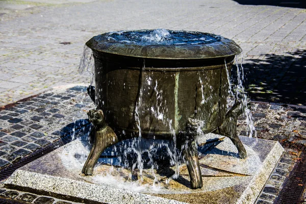 オデンタルの村の広場に魔女の泉が — ストック写真